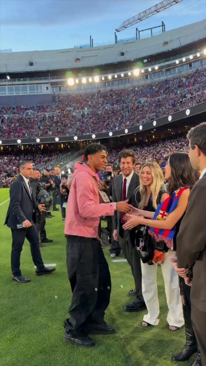 😍 El clásico dejó una imagen entrañable con el saludo entre Olivia Rodrigo y Lamine Yamal