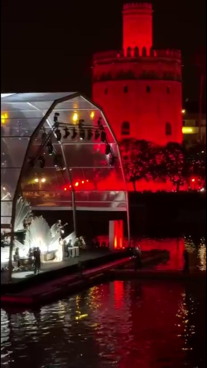 Rosalía deleitó a Sevilla con dos canciones durante la presentación mundial de 'Berlín y la Dama del armiño', la segunda entrega de la serie de Netflix.