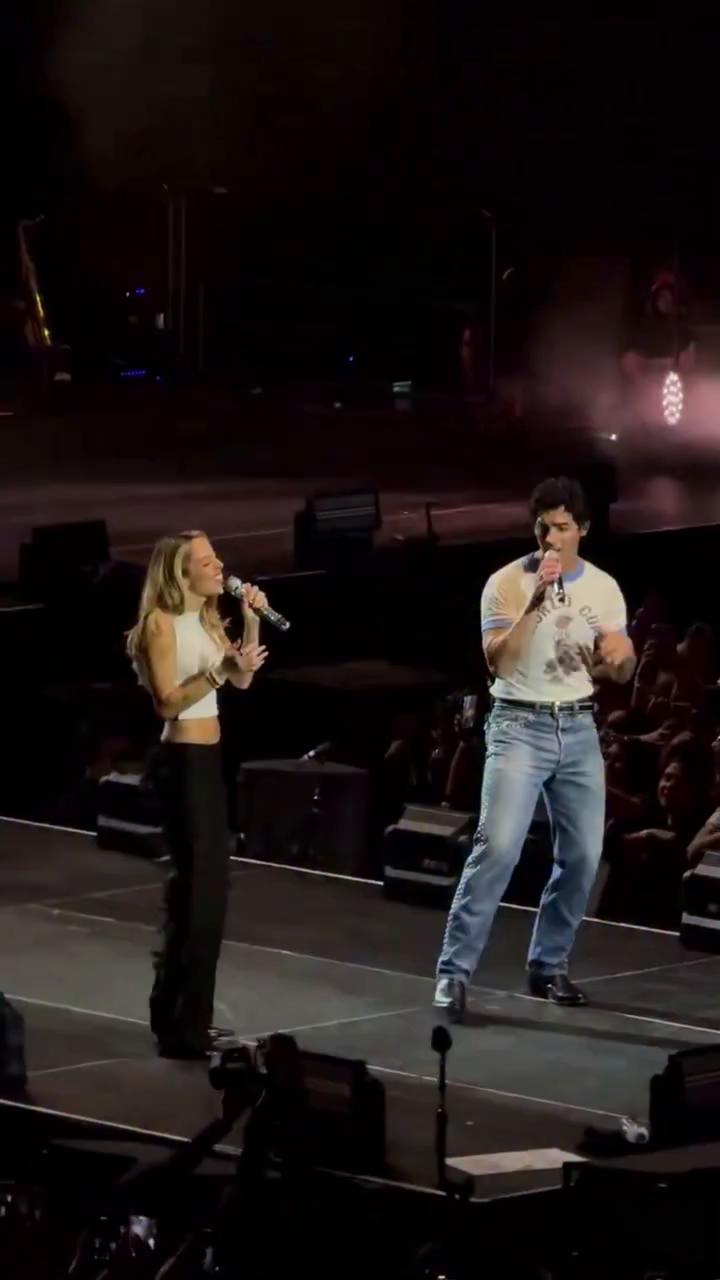 🎤✨ Los Jonas Brothers invitan a Tini a cantar “This Is Me” en su concierto en Buenos Aires