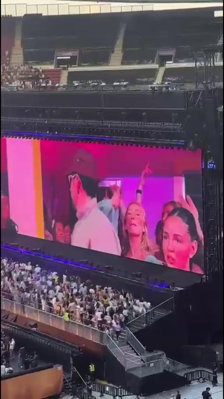 Freestyler sorprende con rimas explícitas dedicadas a una mujer atractiva