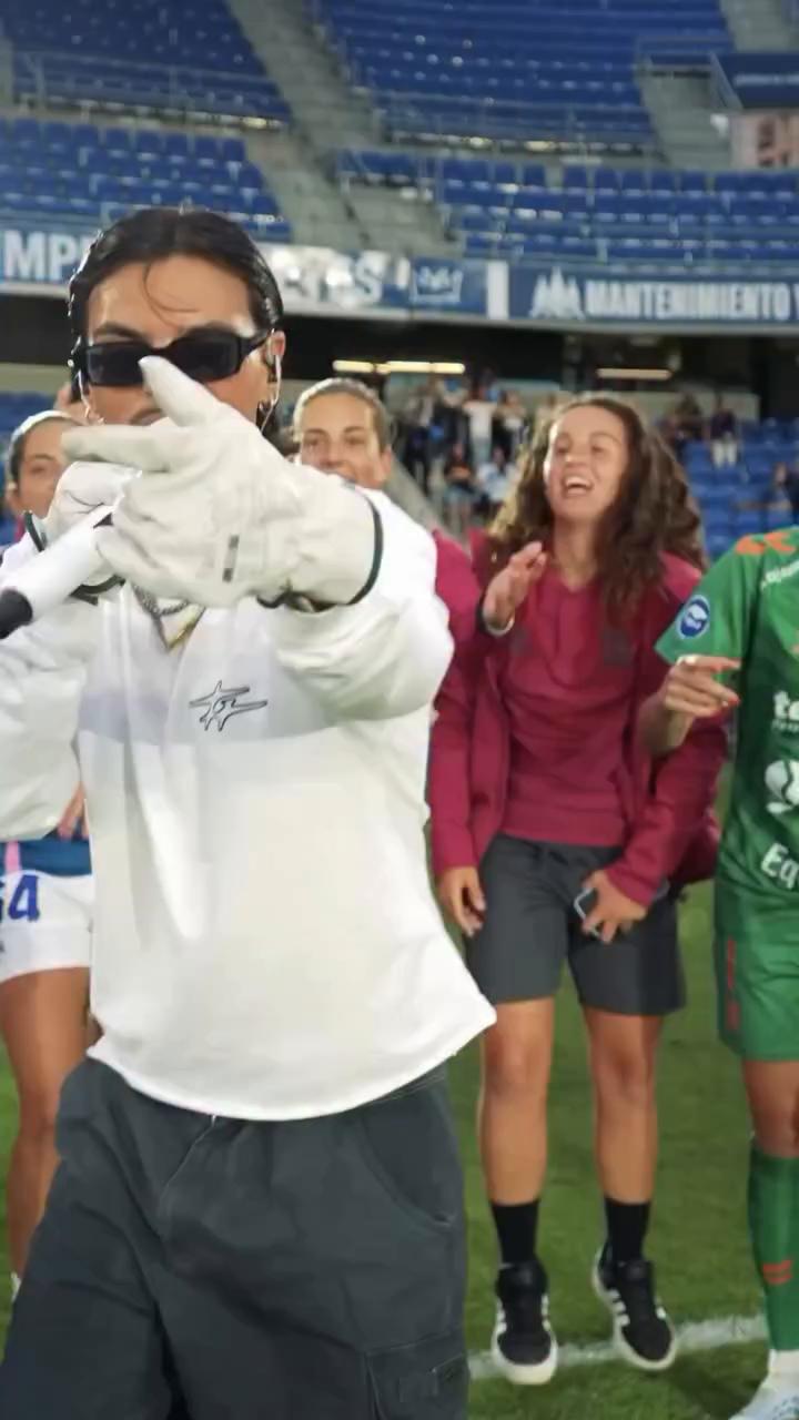 Abraham Mateo monta un concierto con las jugadoras de fútbol del Tenerife tras su partido con el FC Barcelona.
