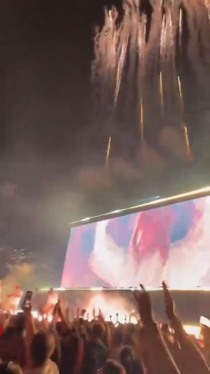 Harriet Kedford y Mónica Monserrate sostienen la casita de Bad Bunny en el escenario