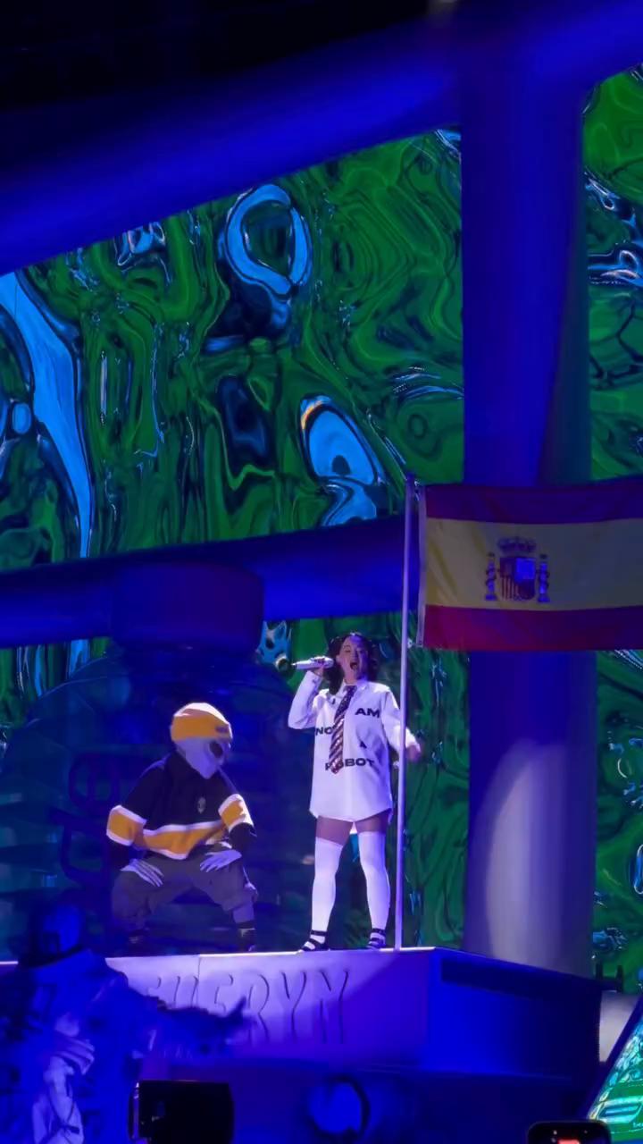 Lyrics urge to shoot for the stage and fill with fun