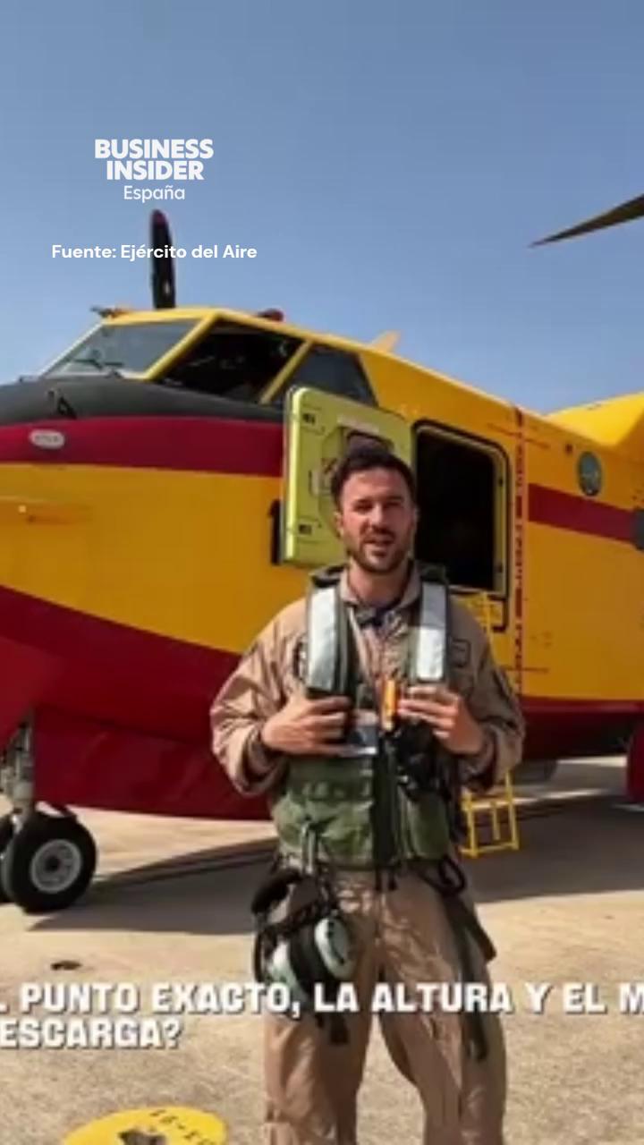 Pilotos sin sistemas de puntería ajustan descargas contra incendios por experiencia