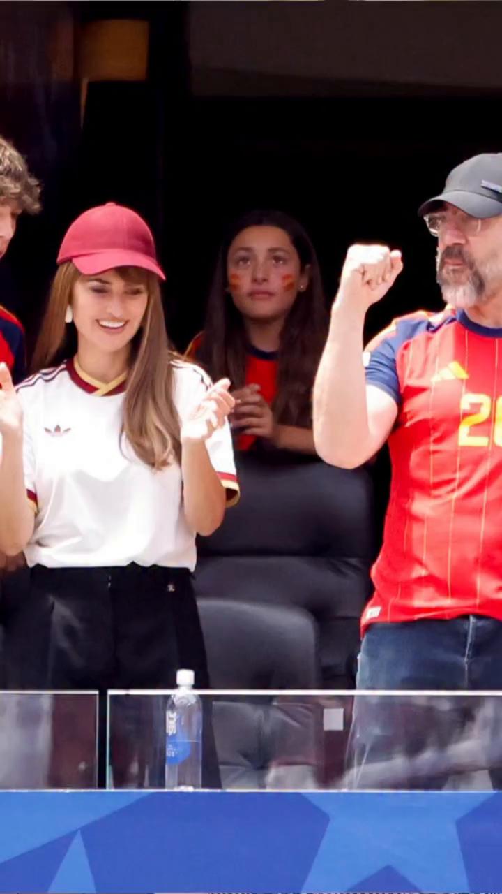 La camiseta blanca de España rinde homenaje a la lengua castellana