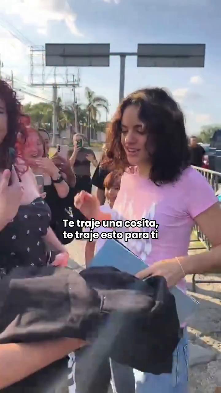 Una exclamación breve destaca en el video con la frase 'Que linda'