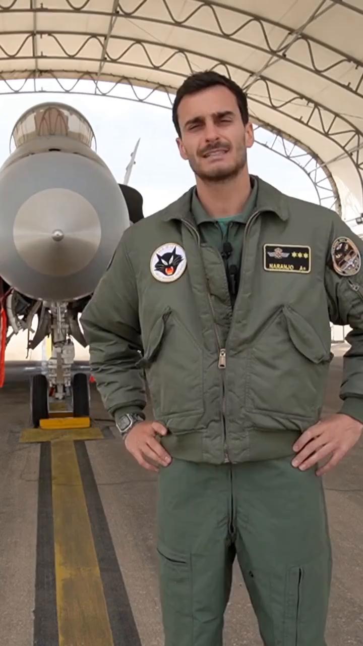 Así es el equipo que debe vestir un piloto antes de ponerse a los mandos de un caza F-18 ✈️