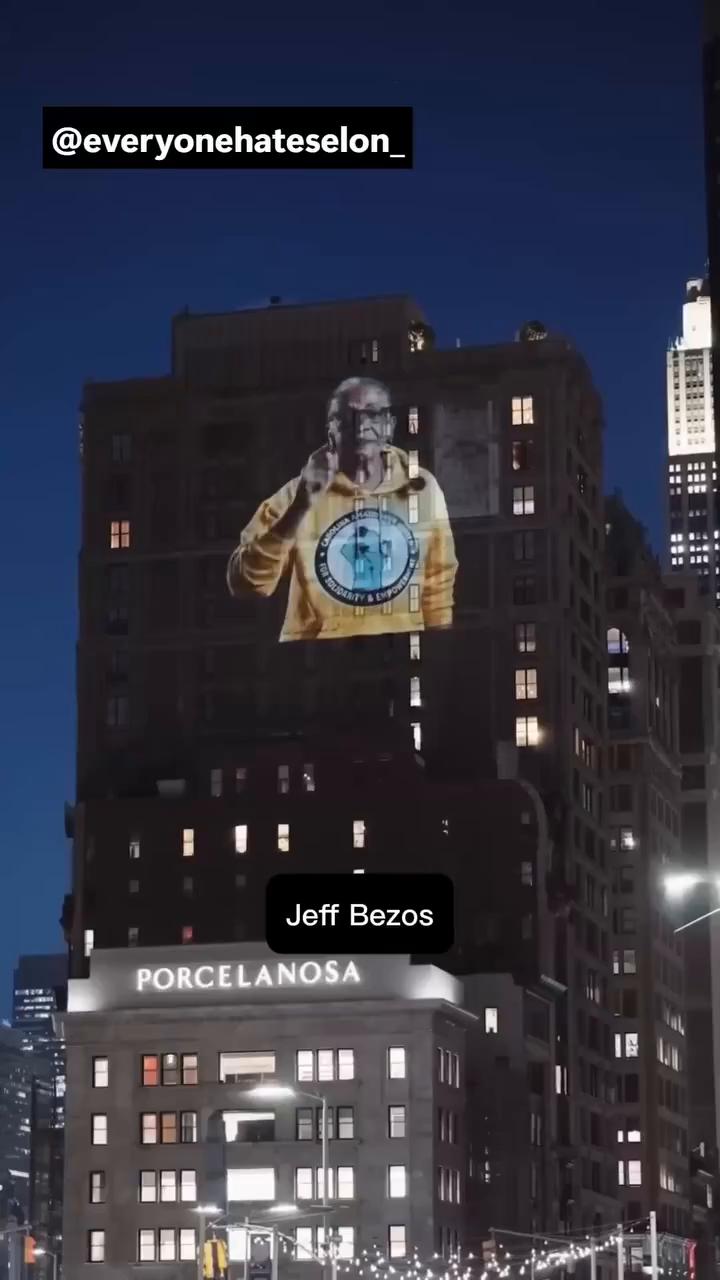 El grupo activista Everyone Hates Elon ha proyectado un vídeo en el ático de Bezos antes de la Gala Met 2026.