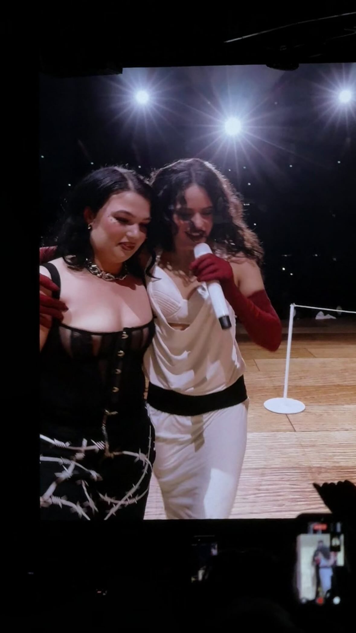 Rosalía invita a Lola Young a su confesionario del LUX Tour en Londres y hablan sobre Lola Flores, 'perlas' y relaciones actuales.