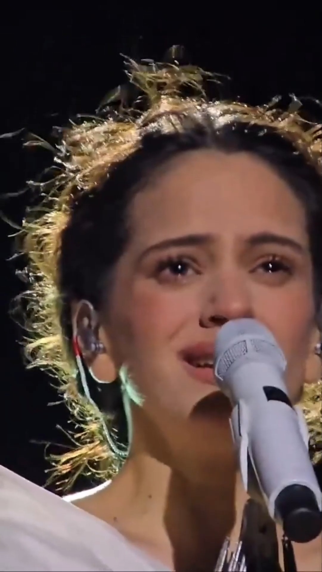 Las lágrimas de emoción de Rosalía al cantar 'Mio Cristo Piange Diamanti' en su fin de gira europea del LUX Tour.