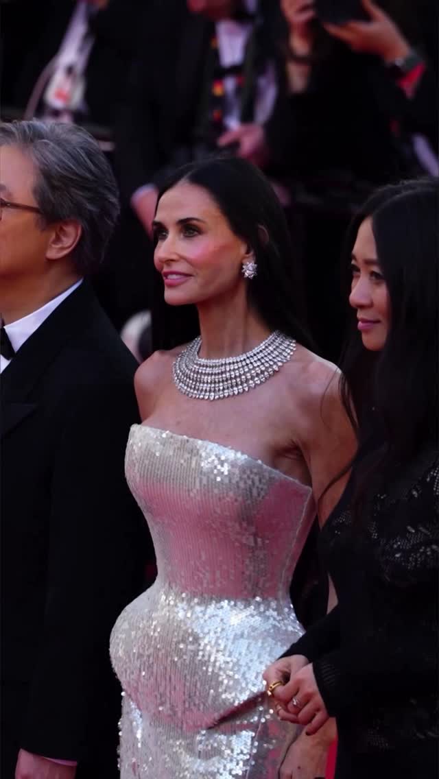 Demi Moore brilla con luz propia (literalmente) en la primera alfombra roja del festival de cine de Cannes.