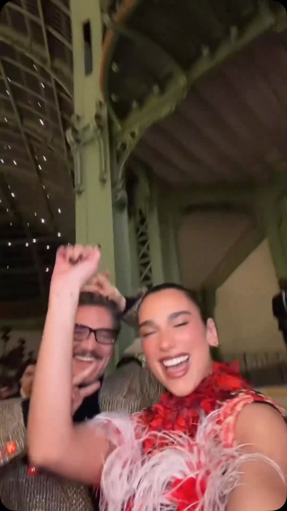 Música de outro marca el cierre del video analizado