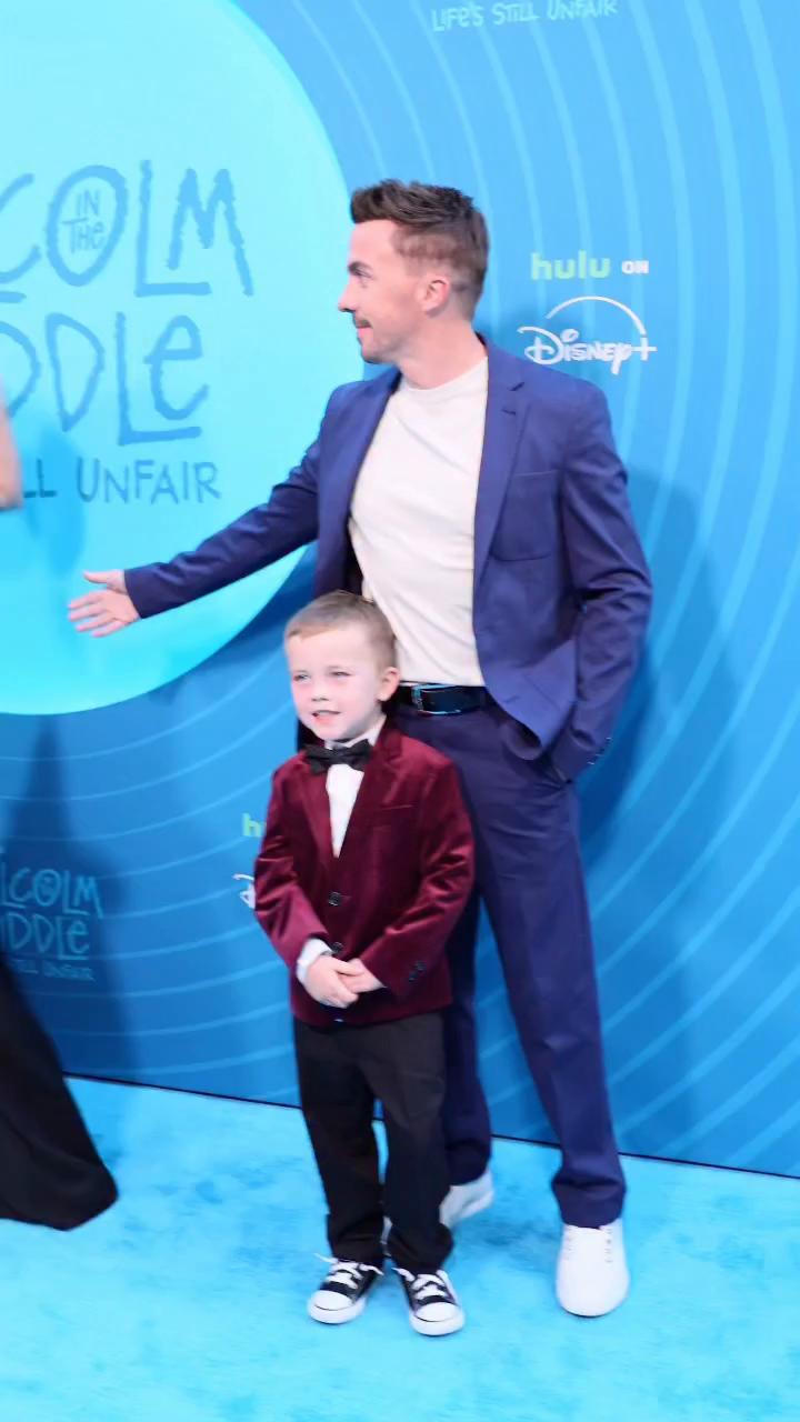 Frankie Muniz con su mujer Paige Price y su hijo Mauz Mosley en la premiere de Malcolm: De mal en peor.