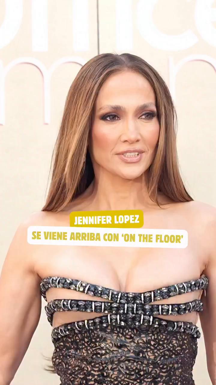 Jennifer Lopez se viene arriba mientras suena su tema On the floor durante la premiere de su nueva película para Netflix Office Romance.
