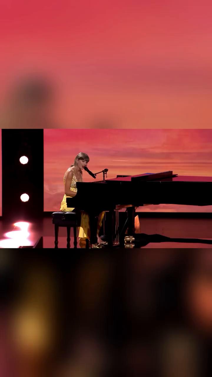 Así fue la actuación de Taylor Swift en la premiere de Toy Story 5 en Los Ángeles en la que cantó I Knew It I Knew You y también hizo un dueto junto a Randy Newman #taylorswift #toystory5