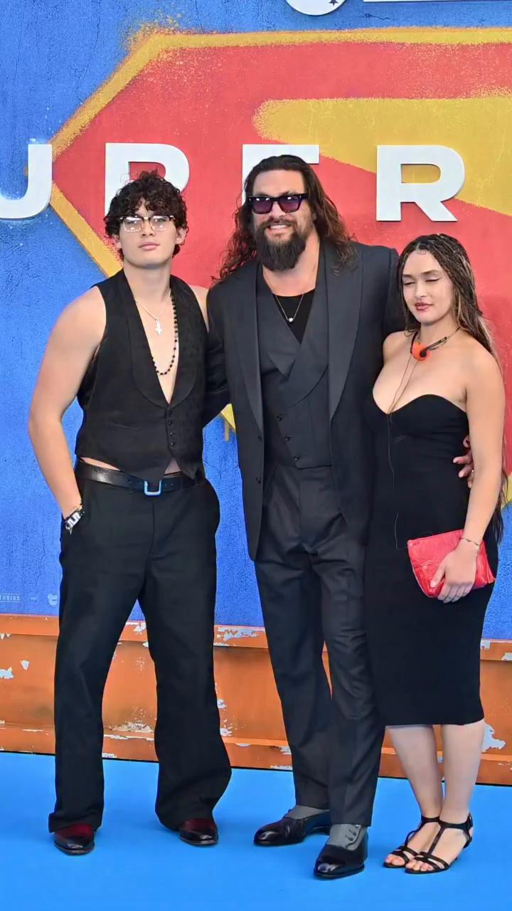 Jason Momoa posa con sus dos hijos Lola Iolani de 18 años y Nakoa-Wolf de 17 en la premiere de Supergirl.