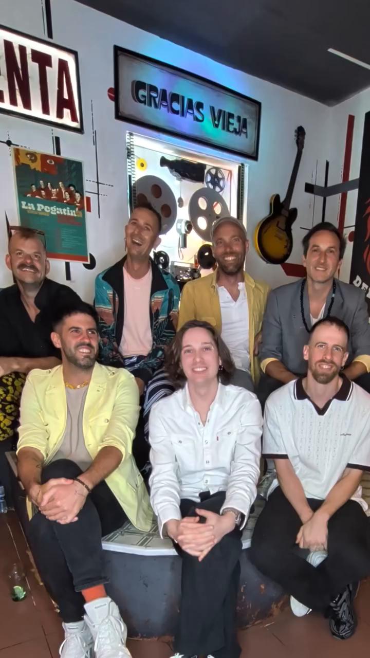 Entrevistamos a La Pegatina por el lanzamiento de su nuevo disco Fuegos del barrio, puedes verla completa en nuestra web, pero quédate a ver cuáles son sus cuatro discos favoritos o que más le han marcado @lapegatina #lapegatina #4favoritos #manuchao
