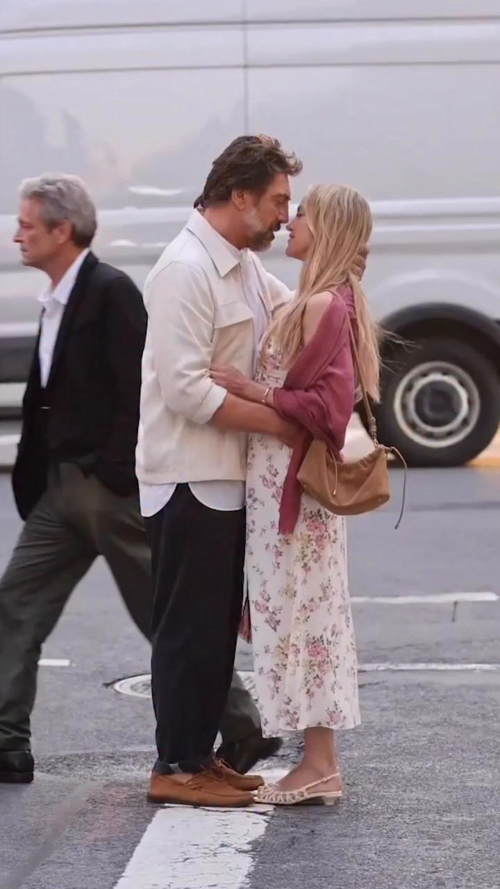 Javier Bardem y Kate Husdon están rodando Hello & Paris y han protagonizado una romántica escena mientras rodaban en las calles de Nueva york donde se dan un beso de película con el que han parado hasta el tráfico.