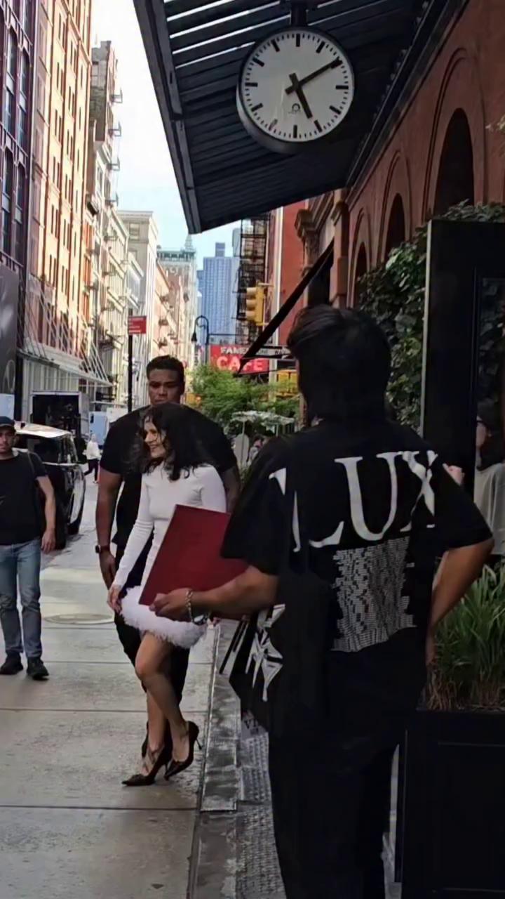 Rosalía (@rosalia) ha sido vista este miércoles saliendo de su hotel en Nueva York acompañada de su novia, Loli Bahia (@lolibahiaa), horas antes de reencontrarse con sus fans en el Madison Square Garden