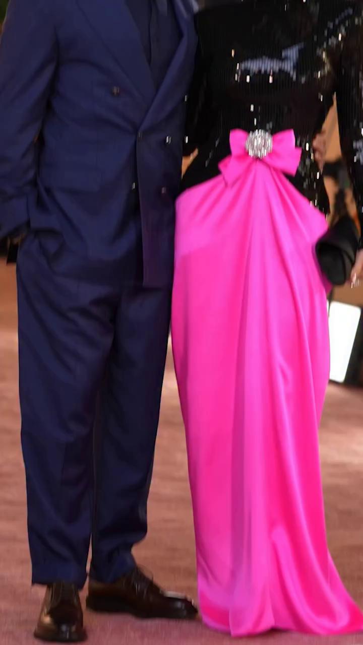 Jennifer Lopez vuelve a sonreír y lo hace acompañada de una de las estrellas más queridas de la televisión actual, Brett Goldstein, el actor de Ted Lasso.