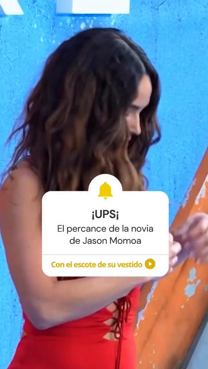 La actriz Adria Arjona ha acompañado a su novia, el actor Jason Momoa, a la premiere de Supergirl pero ha sufrido un percance con el escote de su vestido mientras posaba ante las cámaras.