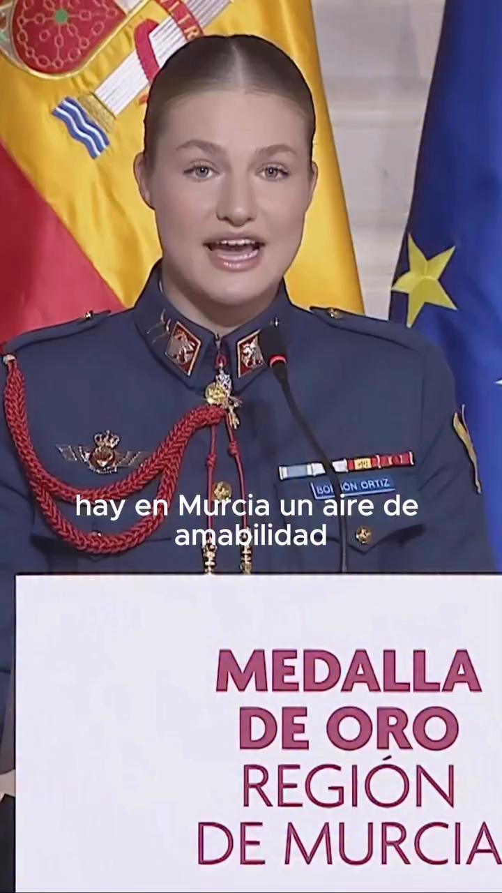 La princesa Leonor ha recibido este miércoles la 🏅 Medalla de Oro de la Asamblea Regional de Murcia y entre palabras de agradecimiento a la tierra que le ha acogido estos últimos meses en su formación militar se ha definido como una “cowboy de la A-3” 🤠, en referencia al grupo murciano Arde Bogotá 🎸🔥