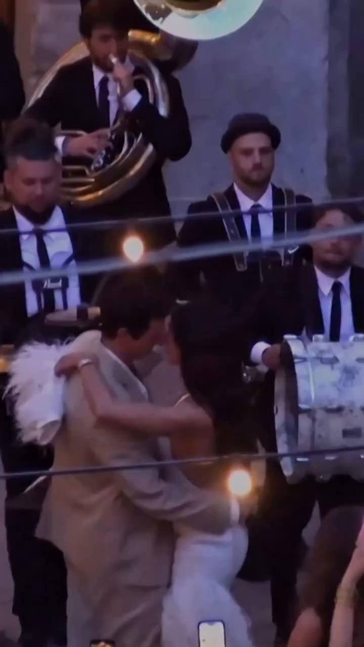 Dua Lipa y Callum Turner celebran su matrimonio en Sicilia en el foco de la polémica.