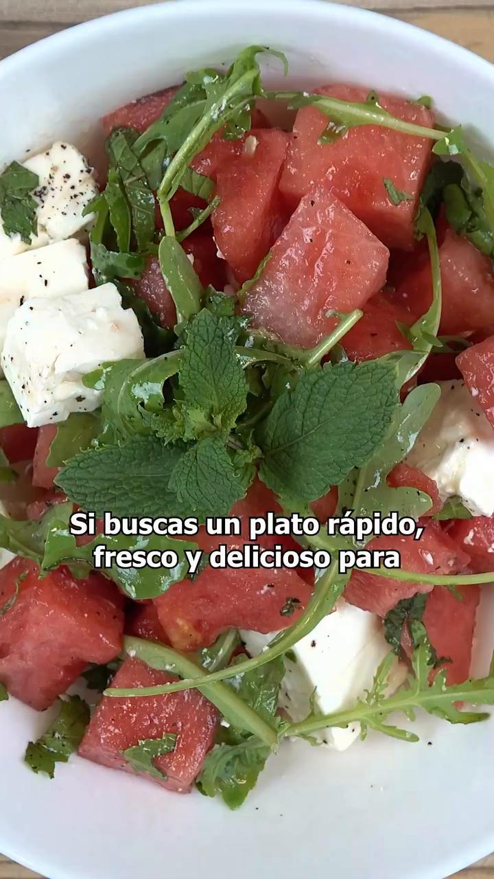 🍉🧀 La ensalada de sandía con queso feta se ha convertido en el plato estrella del verano...