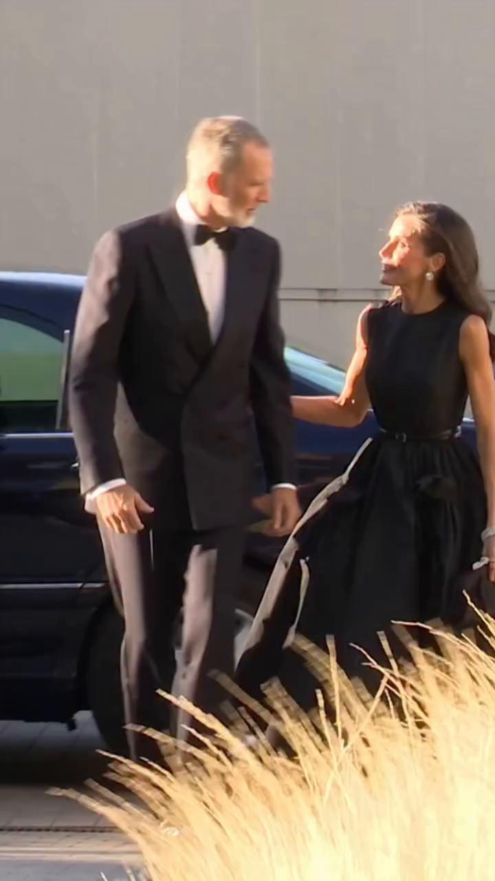 La reina Letizia rescata uno de los vestidos más aplaudidos de su armario y vuelve a acaparar todas las miradas 👸🏻