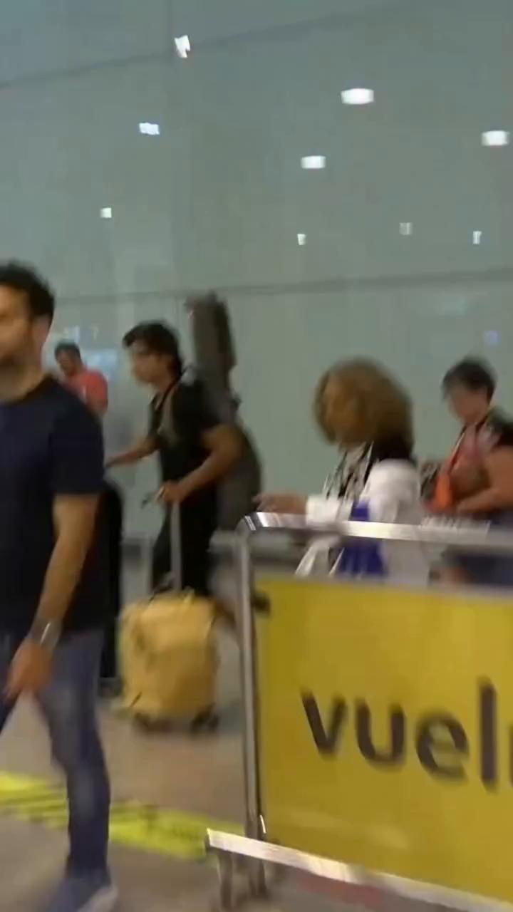Rosario coincide con Lolita en el aeropuerto y revela la cariñosa forma en la que llama a su hermana al despedirse, ¿cómo no hemos sabido hasta ahora que la llamaba así?
