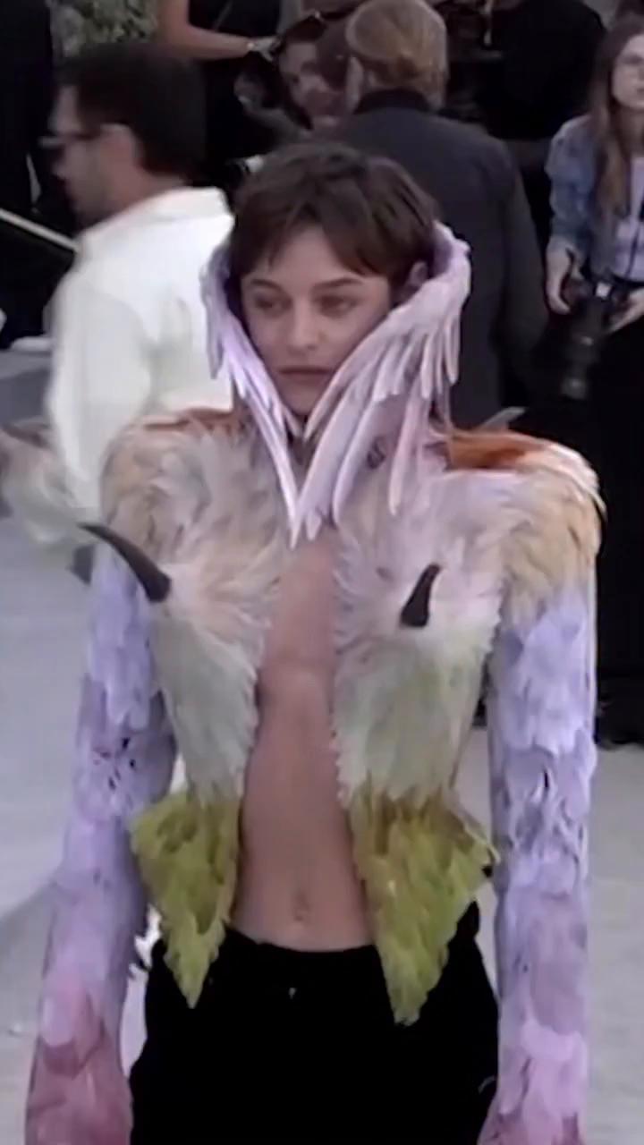 Emma Corrin ha vuelto a revolucionar el mundo de la moda tras convertirse en la gran protagonista del desfile de Schiaparelli en la Semana de la Alta Costura de París.