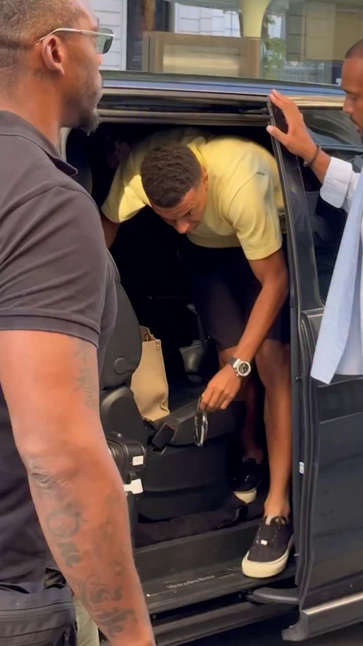 Kylian Mbappé y Ester Expósito acaparan todas las miradas durante una tarde de compras en París 🛍️