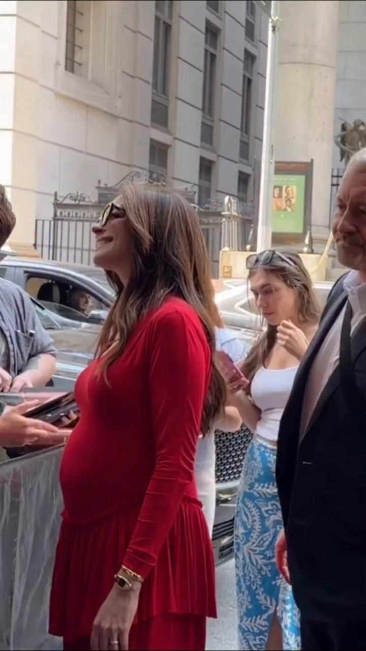 ¿Se ha puesto Anne Hathaway la ropa al revés a posta o ha sido un despiste del 