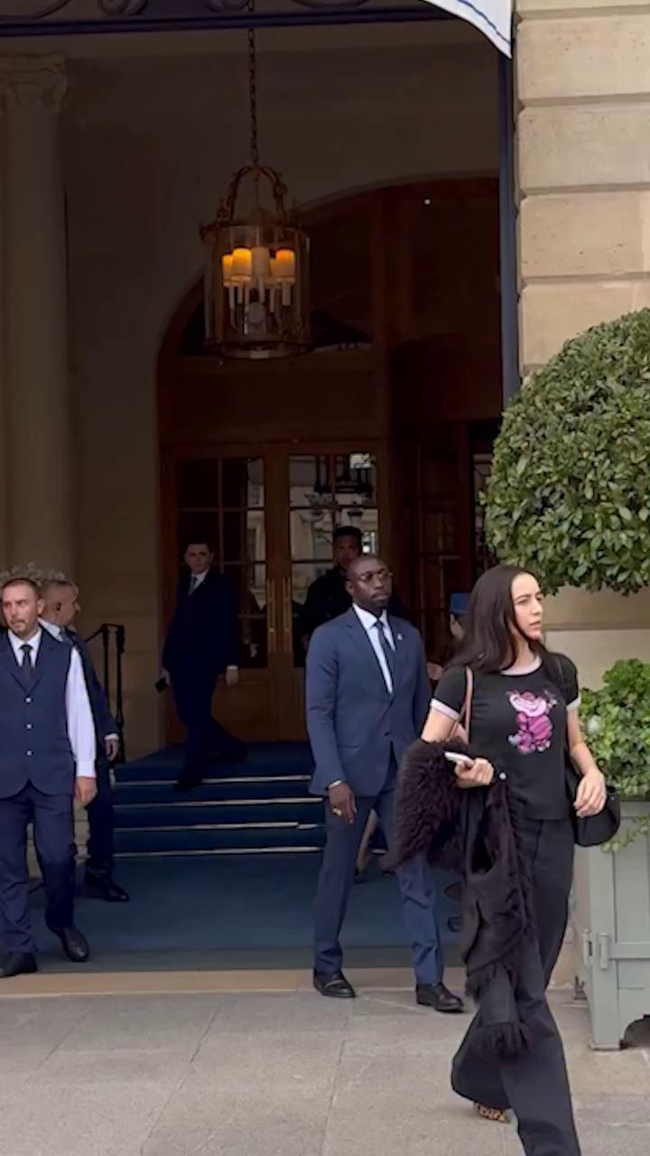 El look de bailarina con el que ha arrancado Rosalía (@rosalia.vt) la Semana de la Moda de París