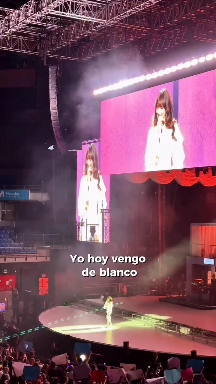 @aitana de blanco (pero no hay boda 🤍) en su último concierto en Madrid.
