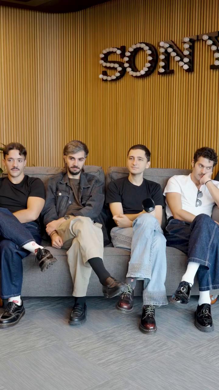 Entrevistamos a Arde Bogotá por el lanzamiento de su disco Manufacturas del club de la gente sola, una entrevista que puedes ver completa en nuestra web.