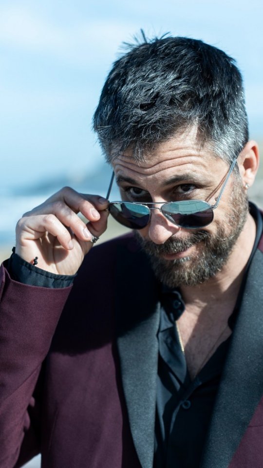 Tony Lomas, el ladrón cantante de TV, exige un millón por cuadro robado a vecinos