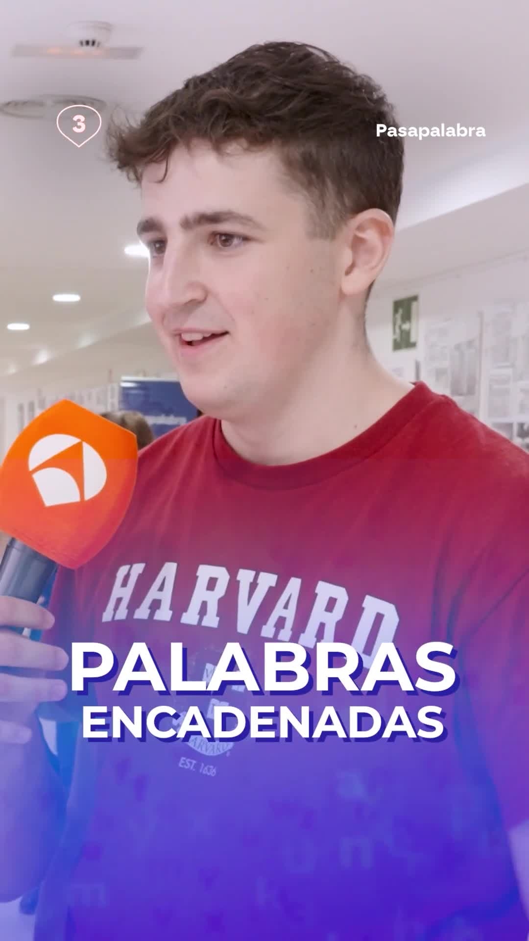 Participantes enlazan palabras con sílabas finales en un divertido desafío verbal