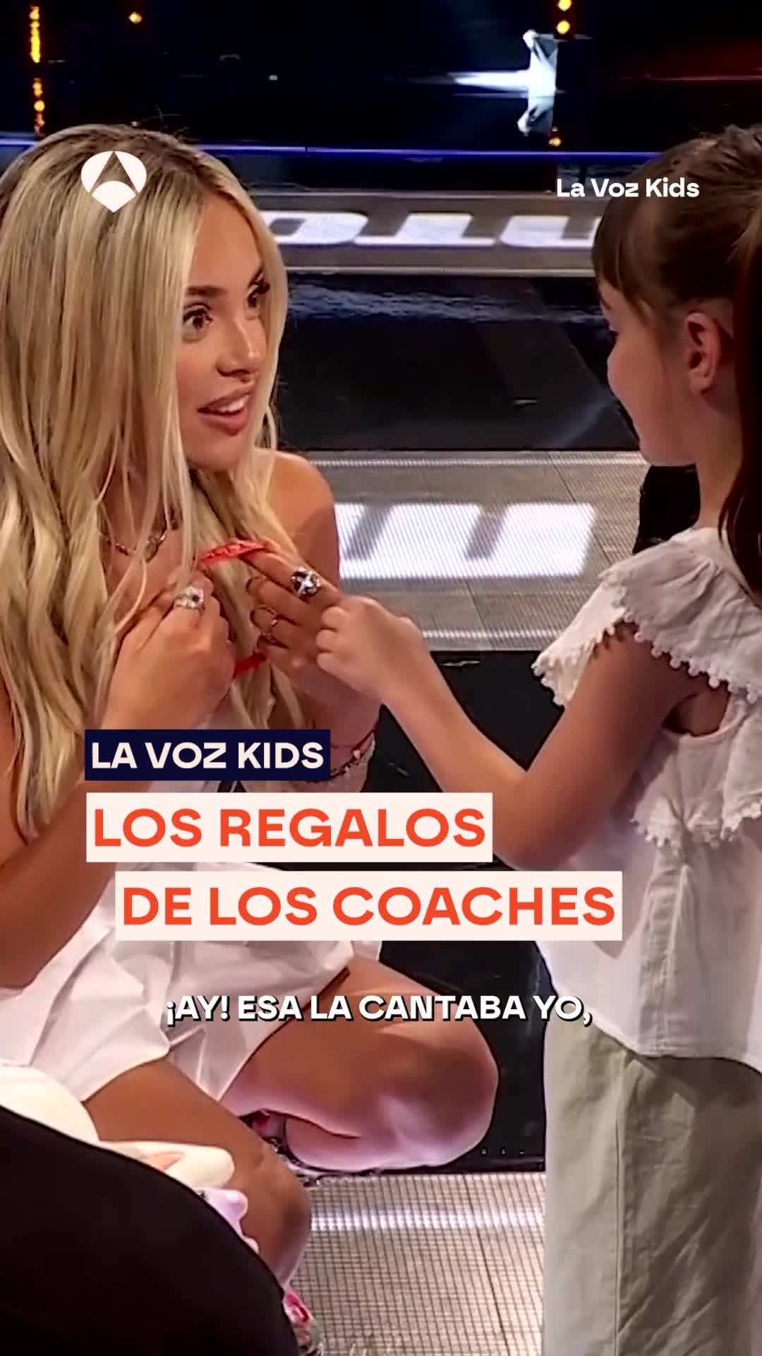 En boda del equipo niños reciben brújulas y pasaportes para guiar su aventura musical