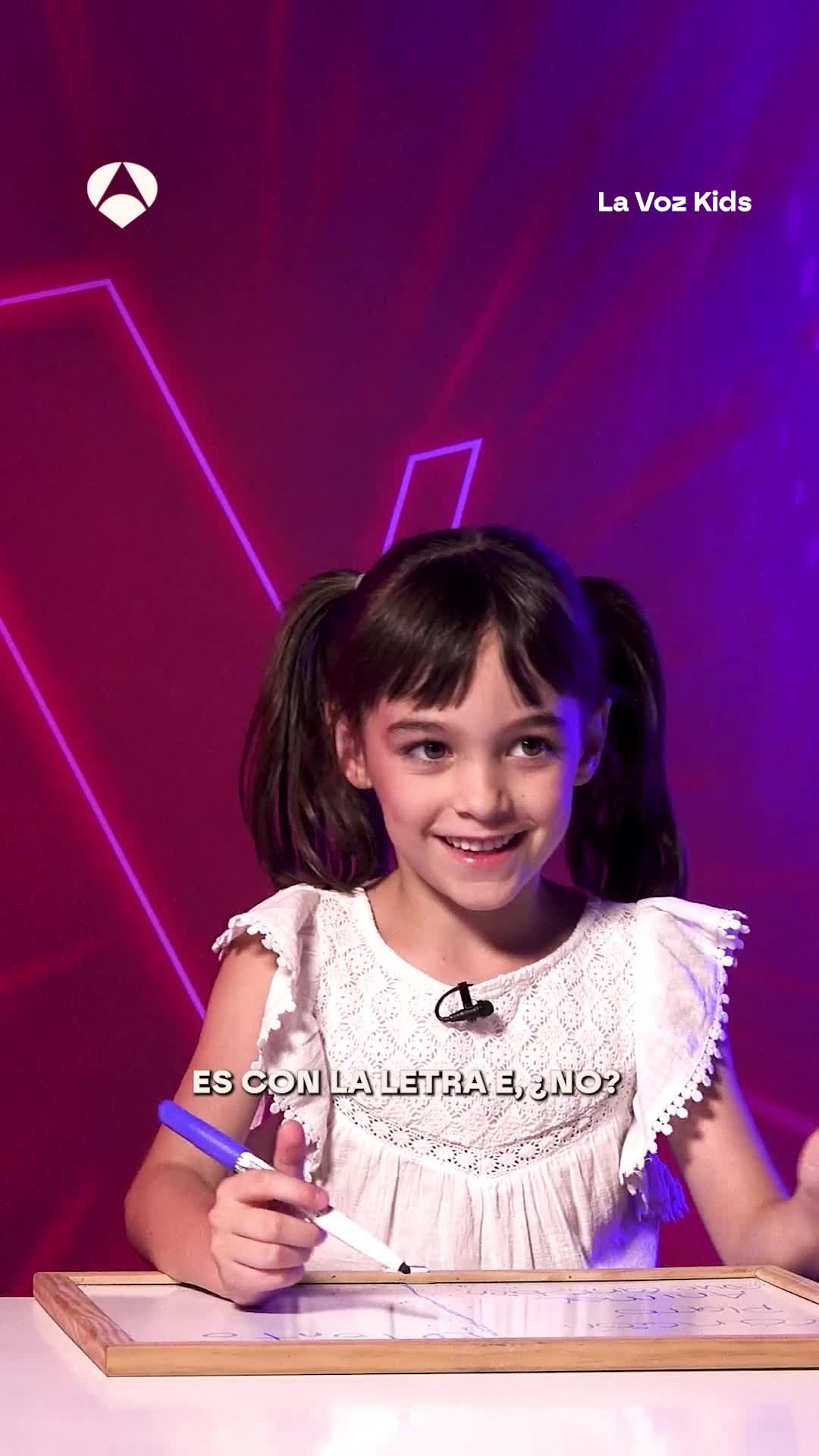 Ariana Grande, Malú y Pausini protagonizan un divertido juego de palabras por letras