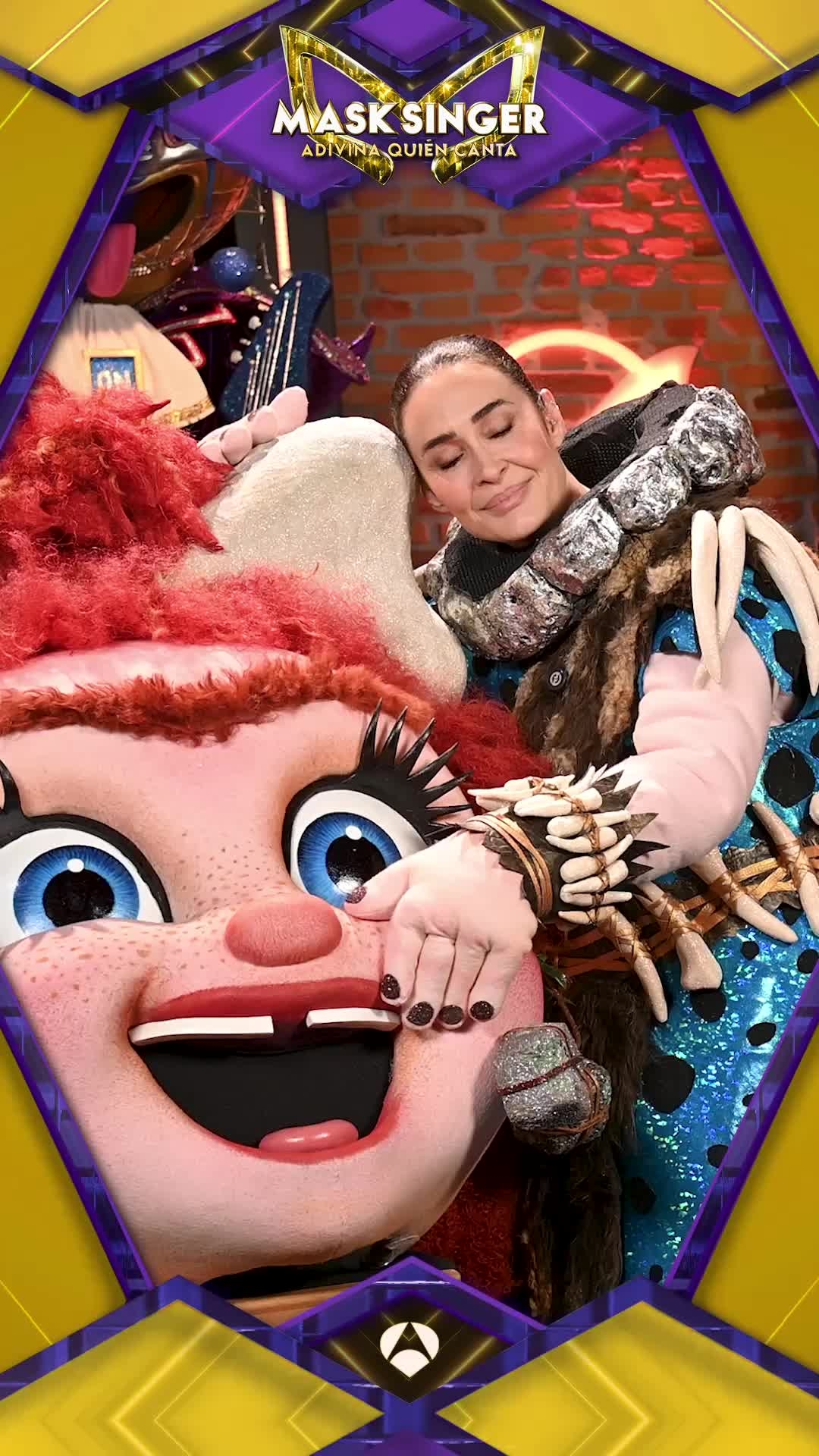Que no se diga que los huesos no son un complemento divino. Troglodita vino a hacernos morir de amor con ella y lo ha conseguido, pero… ¿Qué une realmente a @vickymartinberrocal con esta máscara tan mona?