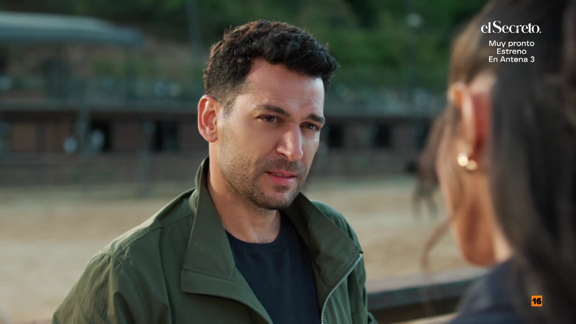 📺 Serhat Tecer parece tenerlo todo: una esposa a la que ama, dos preciosas hijas, y una vida que muchos envidiarían.