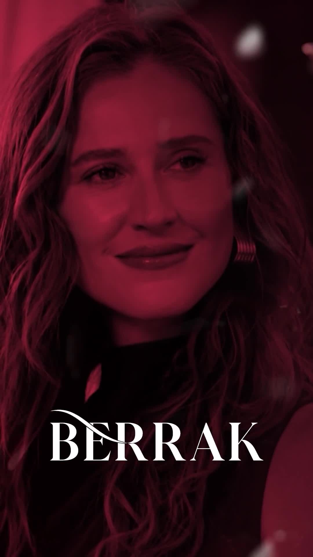 🟤 Oya Unustasi es Berrak, una esposa perfecta con una vida de mentiras y un secreto inconfesable.