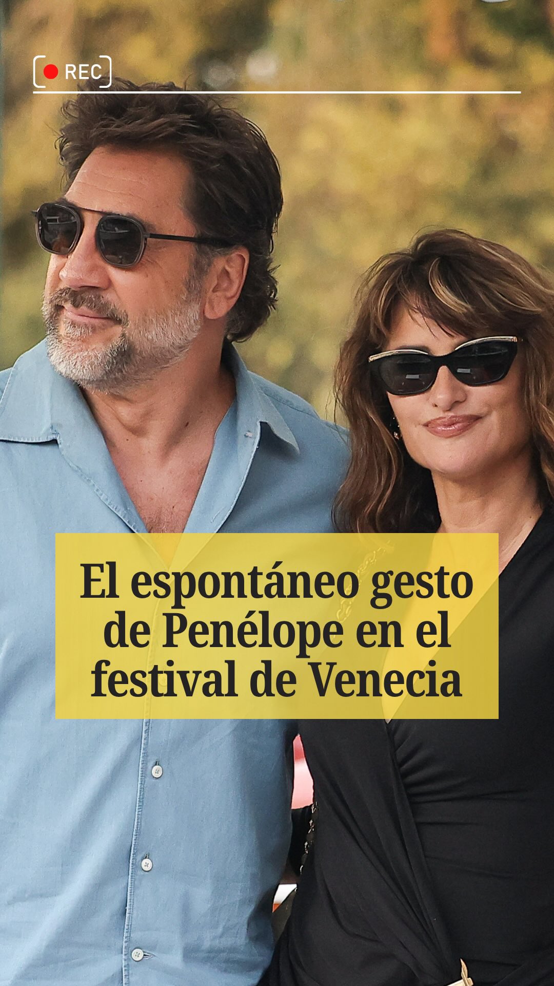 Javier Bardem le coge los tacones a Penélope Cruz antes de montarse en una lancha en su llegada al Festival de Venecia.