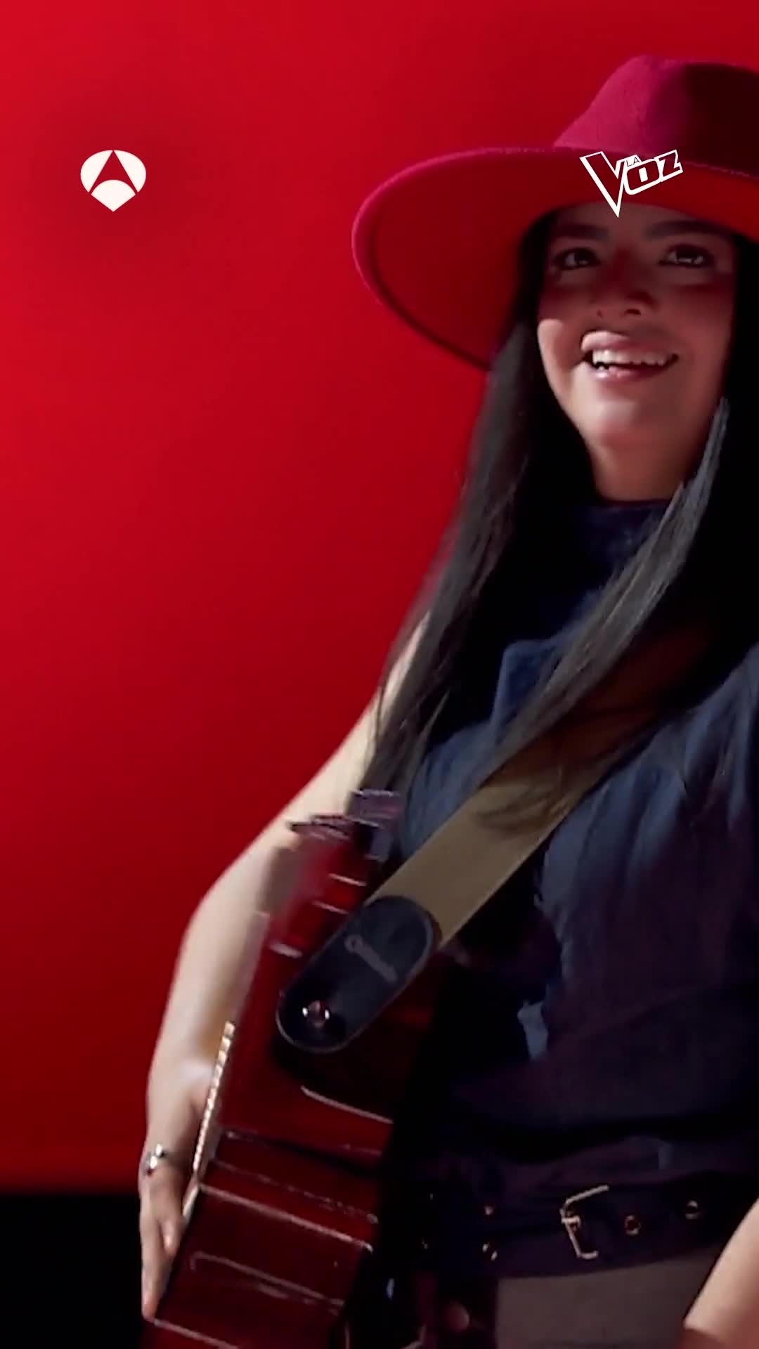 Adriana llegó a #LaVoz sin imaginarse lo que estaba a punto de pasar… 😱🎤