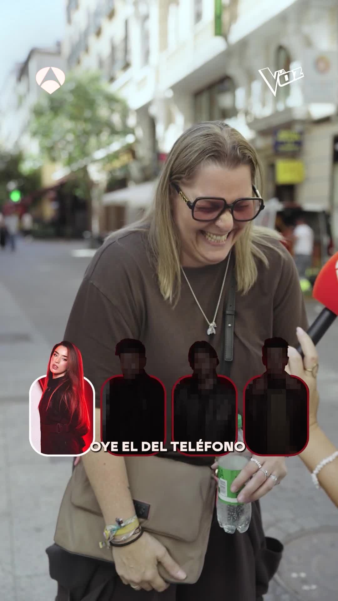 Nos hemos ido a la calle a regalar la pulsera oficial de #LaVoz… ❤️🎤
