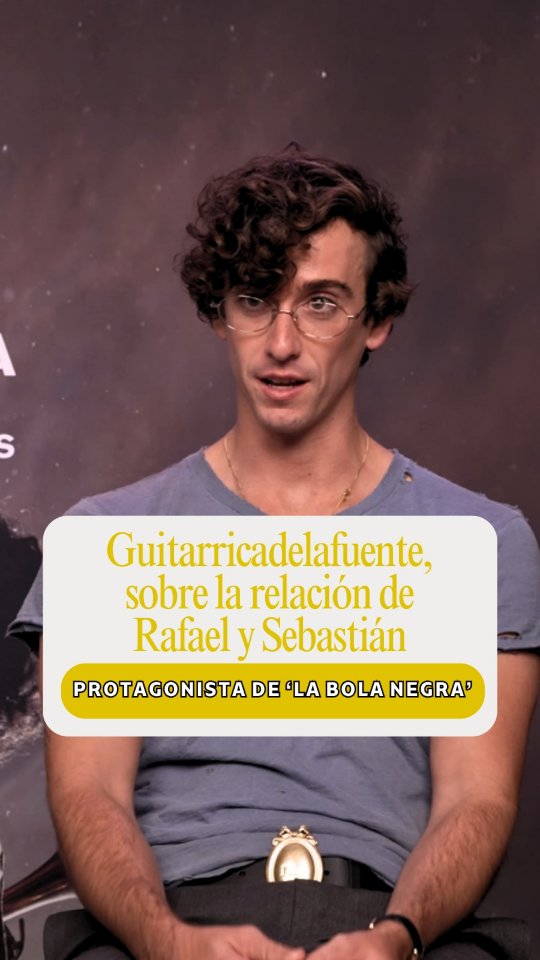 Guitarricadelafuente nos habla de su especial experiencia en La bola negra, la película de Javier Calvo y Javier Ambrossi, que ya se ha convertido en un fenómeno internacional y está conectando con el público por la sensibilidad con la que cuenta su historia.