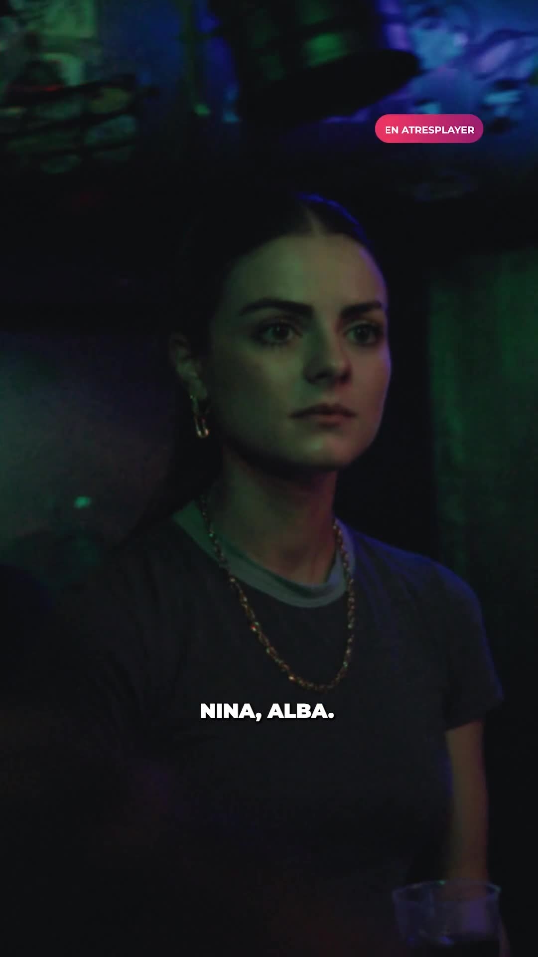 Carmen (@ariadna.llobet) le dice a Nina (@luciadelapuerta) que tienen que irse porque cree que ha tomado algo...