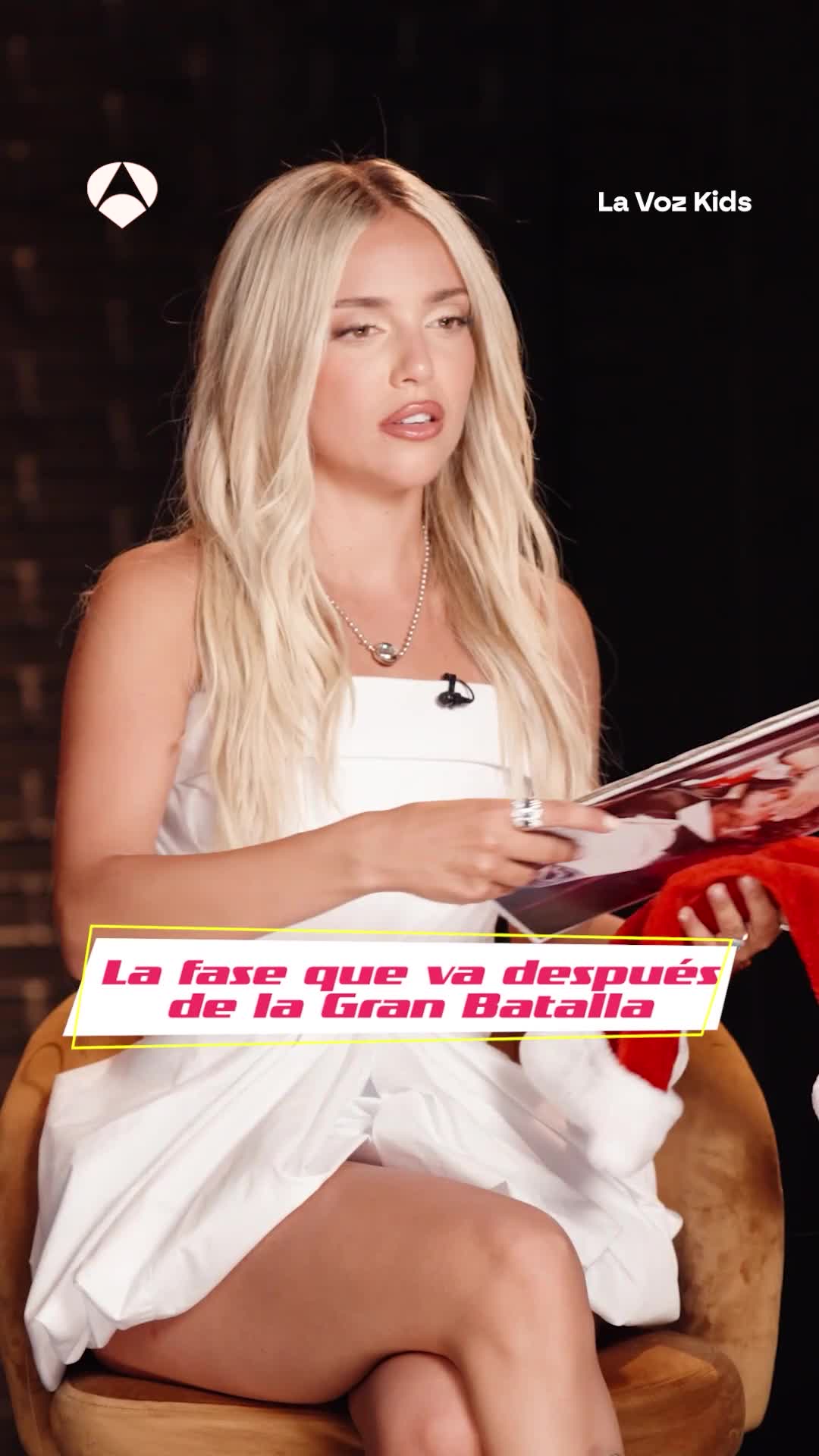 🤣🎤 ¿Sabrías responder mientras te llenan las manos de cosas?