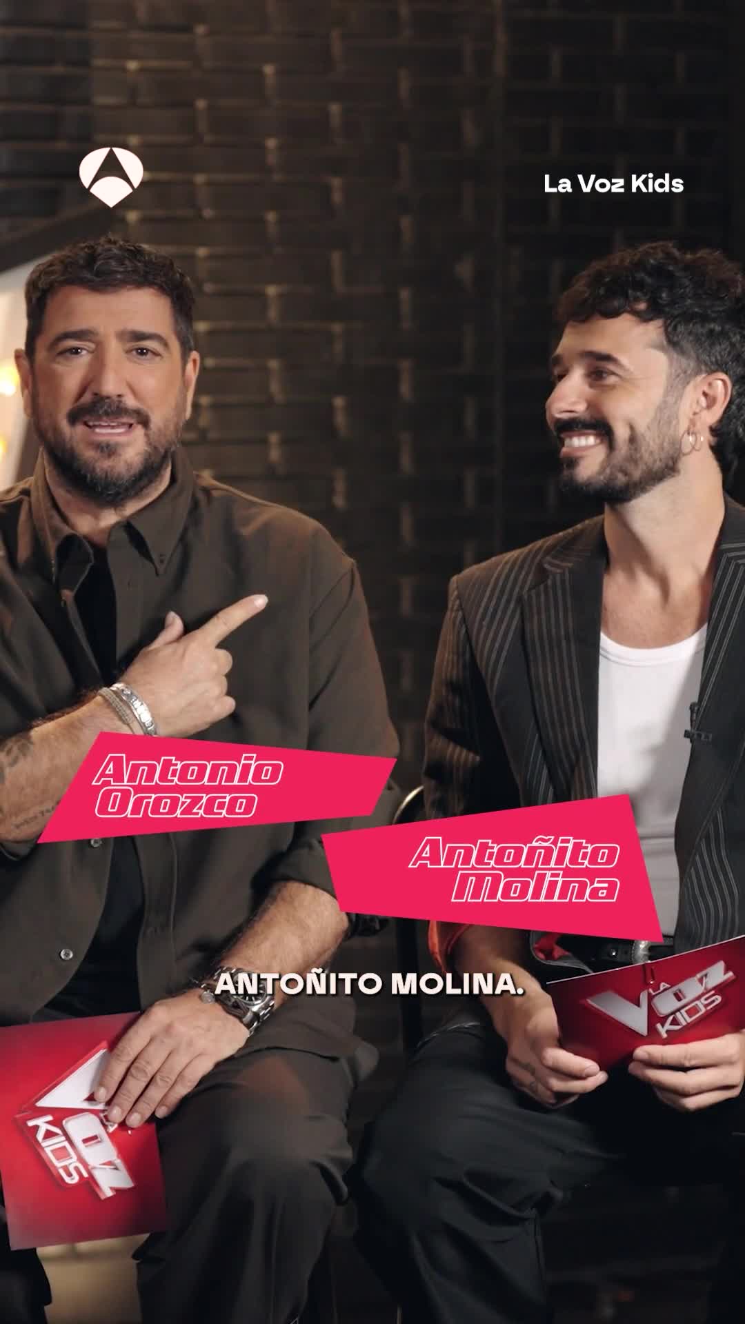🎤✨ @antoniorozco10 y @molinaoficial_ nos cuentan cómo va a ser una de las fases más emocionantes de #LaVozKids.